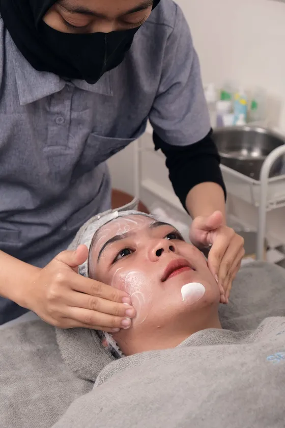 Acne Clear & Acne Injection di Laasya Derma Clinic — menangani jerawat aktif yang sedang meradang