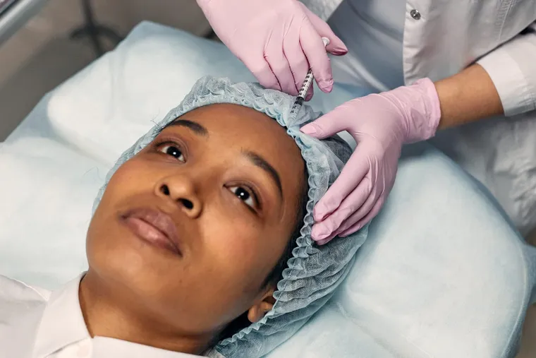 Botox — melembutkan garis ekspresi pada dahi dan sekitar mata