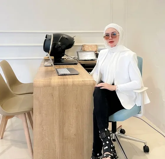 dr. Izza Tanzihul Fikri di meja konsultasi Laasya Derma Clinic