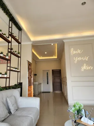Koridor klinik dengan neon love your skin