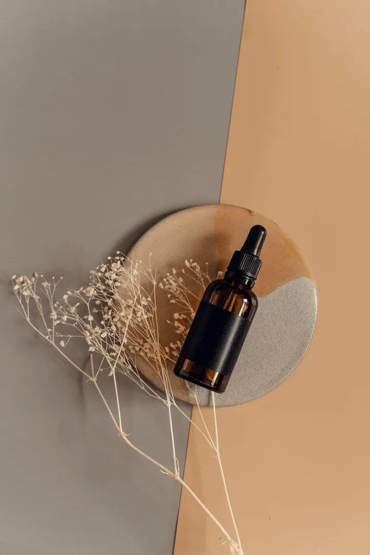 Botol serum dengan pipet di atas latar hangat