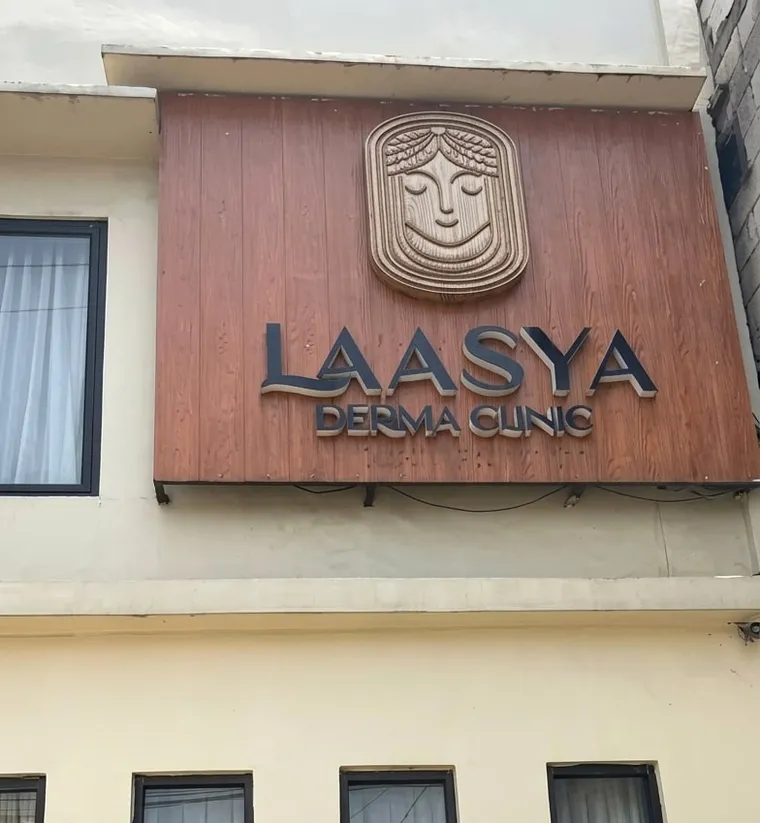 Tampak depan Laasya Derma Clinic dengan papan nama kayu di Jl. H. Mawi, Parung