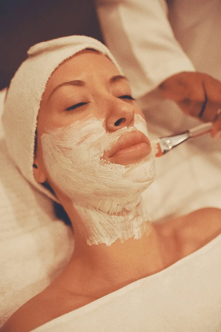 Facial — pembersihan menyeluruh untuk kulit yang terasa ringan kembali