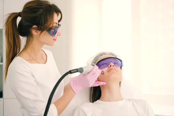 Laser CO2 di Laasya Derma Clinic — untuk bekas jerawat dalam dan tekstur kulit yang tidak rata
